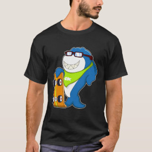 Camiseta Tubarão como skater com skate