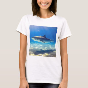 Camiseta Tubarão Nadando na Água do Oceano Azul