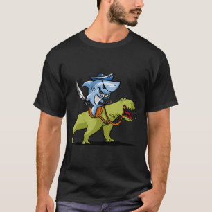 Camiseta Tubarão Pirata Montando Dinossauro T-Rex Engraçado