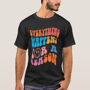 Camiseta Tudo Acontece Por Um Motivo De Tendência Colorida