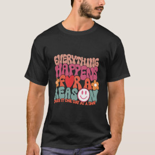 Camiseta Tudo Acontece Por Um Motivo De Tendência Estética 