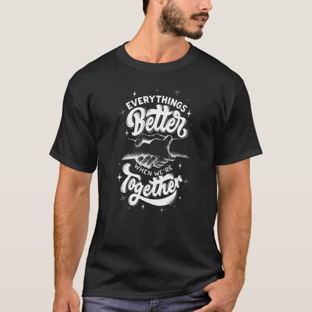 Camiseta Tudo é melhor quando estamos juntos na motivação (Frente)