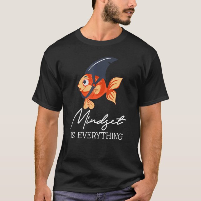 Camiseta Tudo É Motivação De Tubarão De Mindset (Frente)