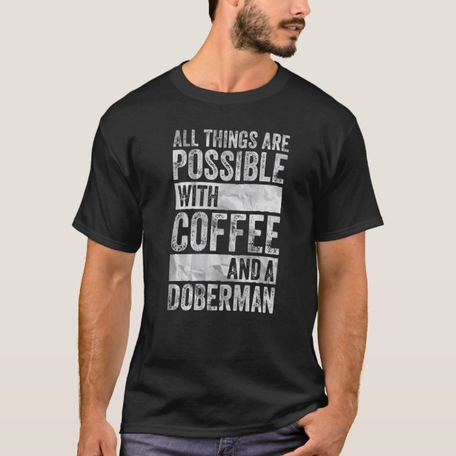 Camiseta Tudo É Possível Com Café E Um Doberman (Frente)