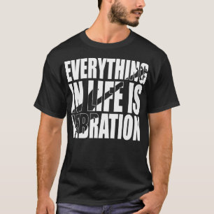 Camiseta TUDO NA VIDA É VIBRAÇÃO... presente de bhelp engra