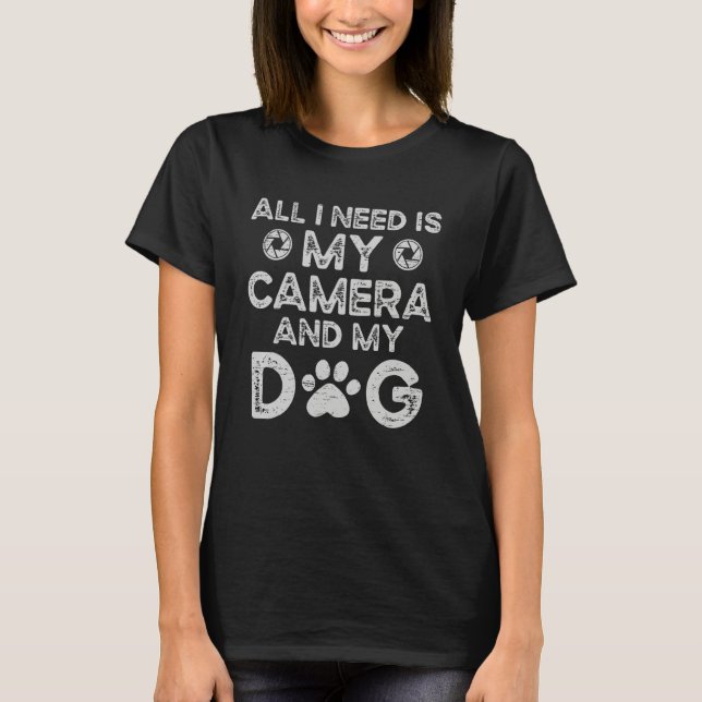 Camiseta Tudo O Que Eu Preciso É Minha Câmera E Meu Cachorr (Frente)