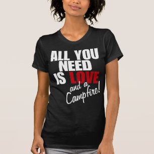 Camiseta "TUDO O QUE PRECISAS É DE AMOR E DE UM Campfire!