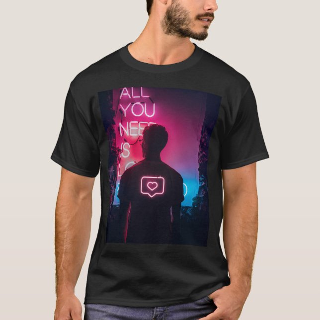Camiseta Tudo o que Você Precisa É Amor (Frente)