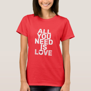 Camiseta Tudo o que Você Precisa É Amor Corações Costuras P