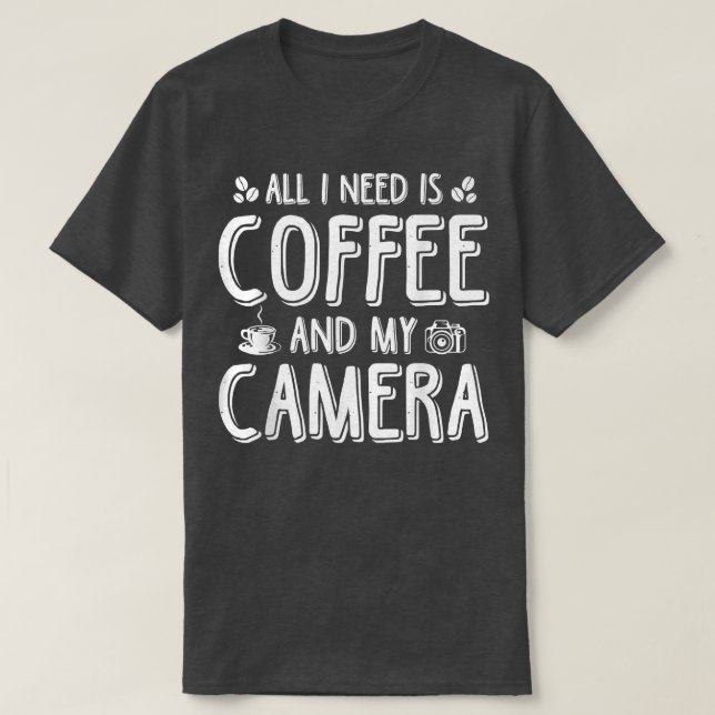 Camiseta Tudo Que Eu Preciso É Café E Minha Câmera  (Frente do Design)