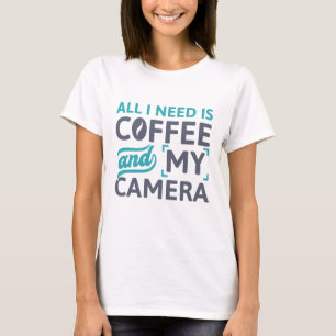 Camiseta Tudo Que Preciso É Café E Minha Câmera