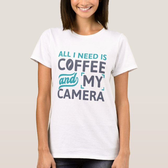 Camiseta Tudo Que Preciso É Café E Minha Câmera (Frente)