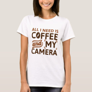 Camiseta Tudo Que Preciso É Café E Minha Câmera