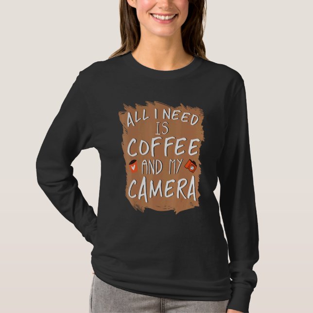 Camiseta Tudo Que Preciso É Café E Minha Câmera (Frente)