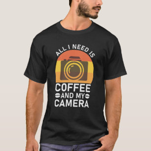 Camiseta Tudo Que Preciso É Café E Minha Câmera