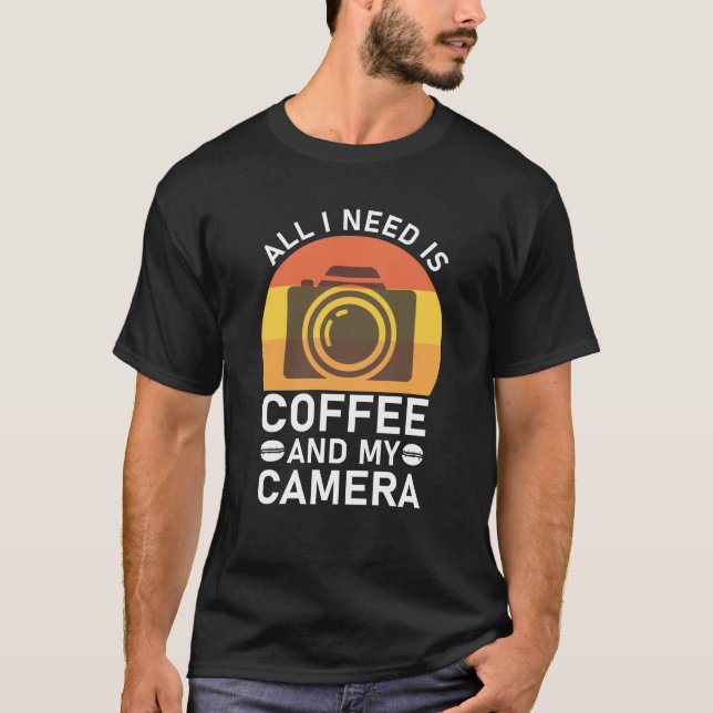 Camiseta Tudo Que Preciso É Café E Minha Câmera (Frente)