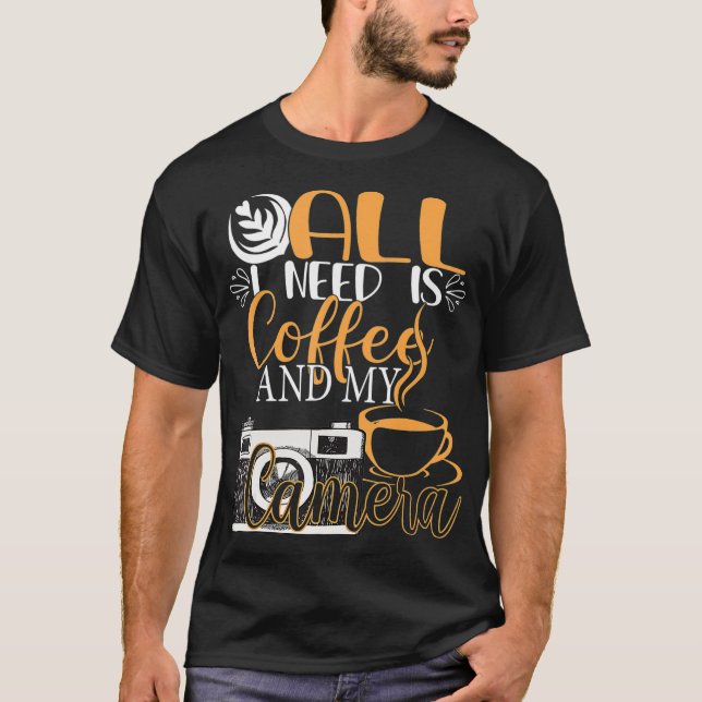 Camiseta Tudo Que Preciso É Café E Minha Câmera Camerga Eng (Frente)