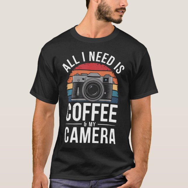 Camiseta Tudo Que Preciso É Café Minha Câmera (Frente)