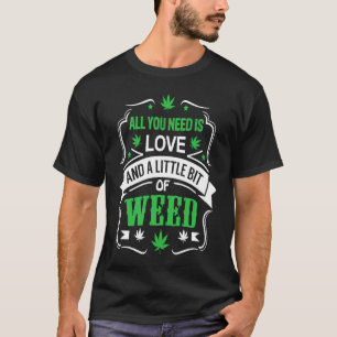 Camiseta Tudo que você precisa é amor e um pouco de erva