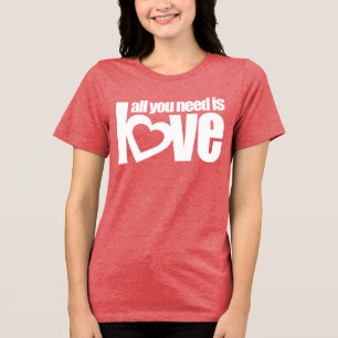 Camiseta "tudo que você precisa é amor" texto de coração br
