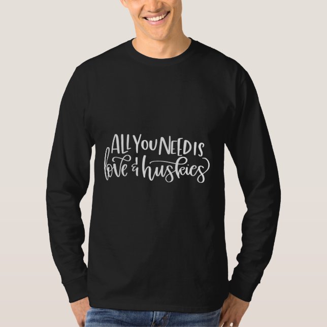 Camiseta Tudo Que Você Precisa É De Amor E Roucos (Frente)