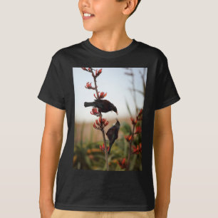 Camiseta Tui bird na Nova Zelândia em arbustos de linho