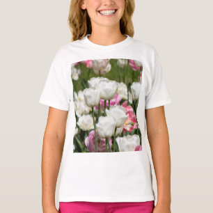 Camiseta Tulipas brancas e cor-de-rosa brilhantes num dia e