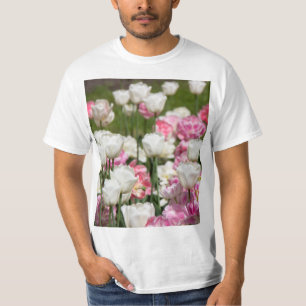 Camiseta Tulipas brancas e cor-de-rosa brilhantes num dia e