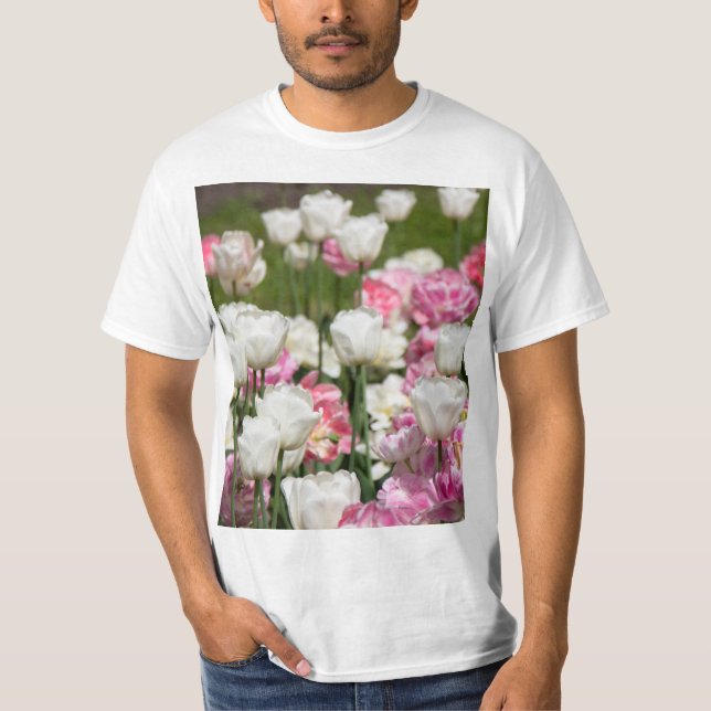 Camiseta Tulipas brancas e cor-de-rosa brilhantes num dia e (Frente)
