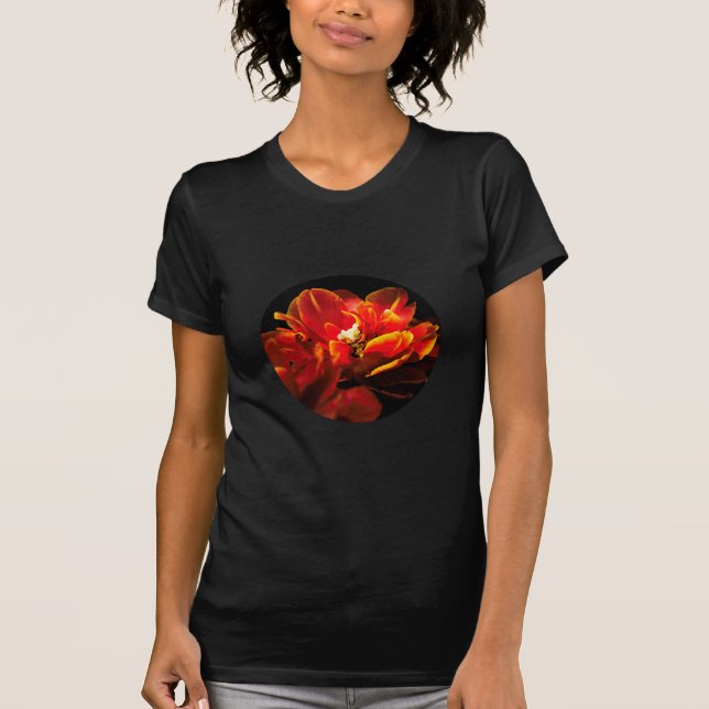 Camiseta Tulipas vermelhas fundo escuro (Frente)