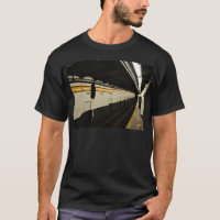 Túnel do metro com parede do azulejo