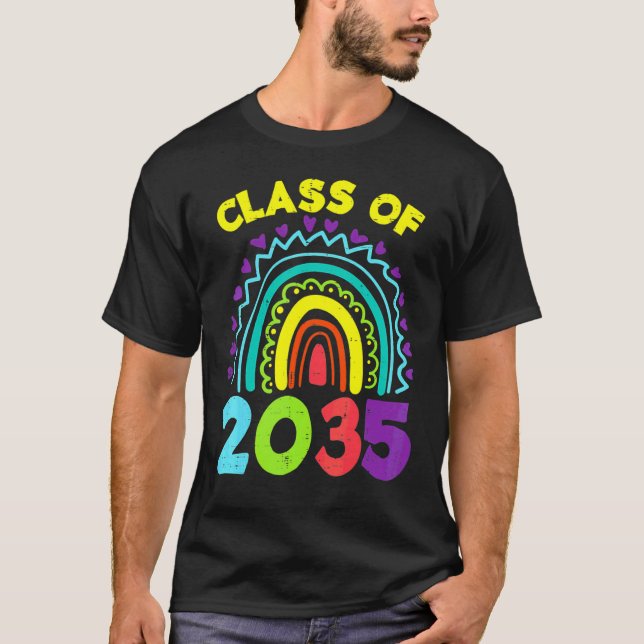 Camiseta Turma De 2035 Arco-íris Primeiro Último Dia Format (Frente)