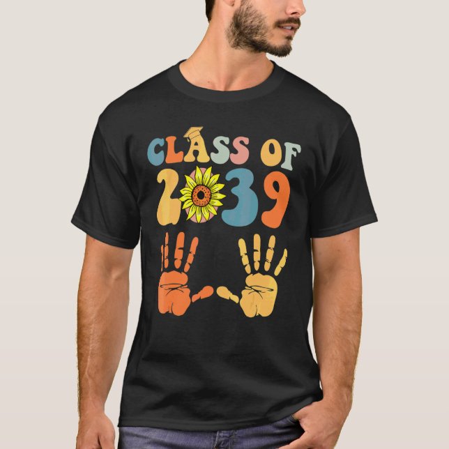 Camiseta Turma De 2039 Cresça Comigo Impressão Da Mão Pré K (Frente)