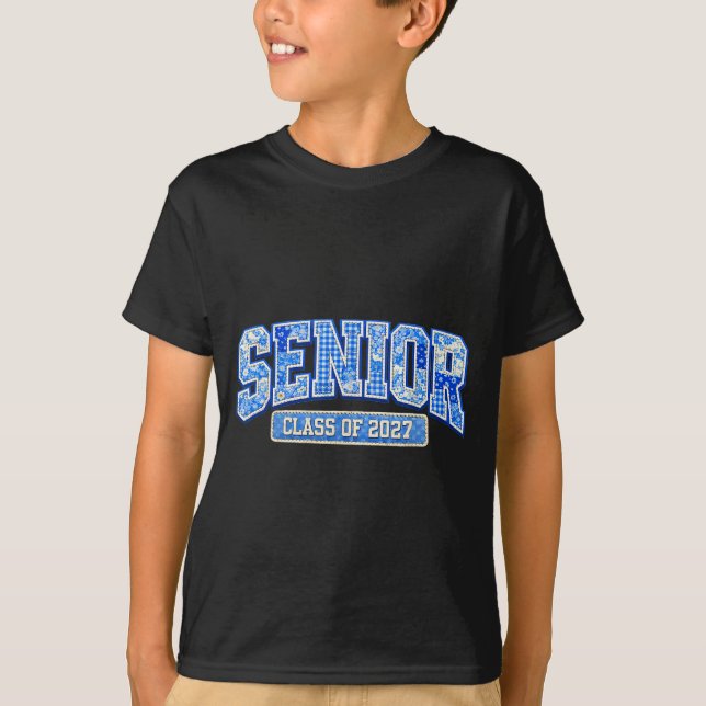 Camiseta Turma de formatura de 2027 finalmente terminou o v (Frente)