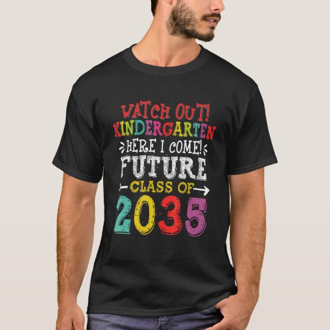 Camiseta Turma Futura De 2035 Assista Ao Jardim De Infância (Frente)
