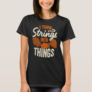 Camiseta Turn Strings Into Things Retro Yarn Sewing Knit Qu