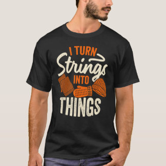Camiseta Turn Strings Into Things Retro Yarn Sewing Knit Qu