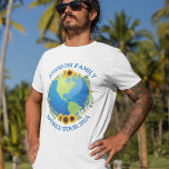 Camiseta Turnê mundial personalizado pela Terra em Sunflowe<br><div class="desc">Personalize essas incríveis t-shirts de turnê mundial para uma banda de turismo ou viagem de férias à família. O planeta está envolto em uma bela coroa floral de girassóis e vinhas. Camisetas viagem personalizadas e bonitas para explorar a Terra.</div>