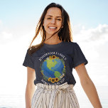Camiseta Turnê mundial personalizado Terras e flores Viagem<br><div class="desc">Personalize estas incríveis camisas de mulheres no mundo para uma banda de turismo ou viagem de férias à família. O planeta está envolto em uma bela coroa floral de girassóis e vinhas. Camisetas viagem personalizadas e bonitas para explorar a Terra.</div>