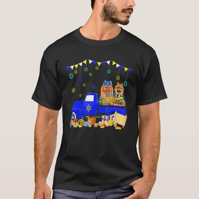 Camiseta Two Hanukkah Pomeranians On Pickup Truck With Meno (Frente)