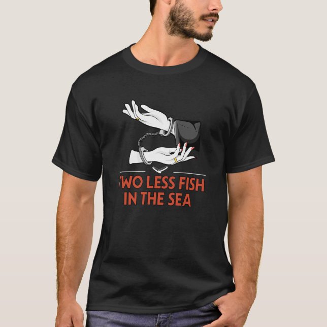 Camiseta Two Less Fish in the Sea Wedding Pun Bride and Gro (Frente)