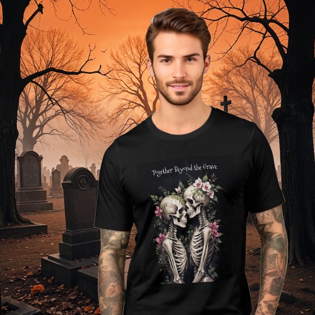Camiseta Two Romantic Gothic Human Skeletons Embracing (Romantic Gothic Human Skeletons Embracing Surrounded By Lush Floral Arrangements Tri-Blend Shirt.)