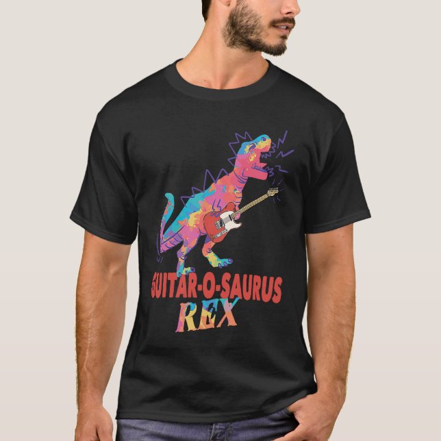 Camiseta Tyrannosaurus Rex Jogando Violão Rochoso O Saurus  (Frente)
