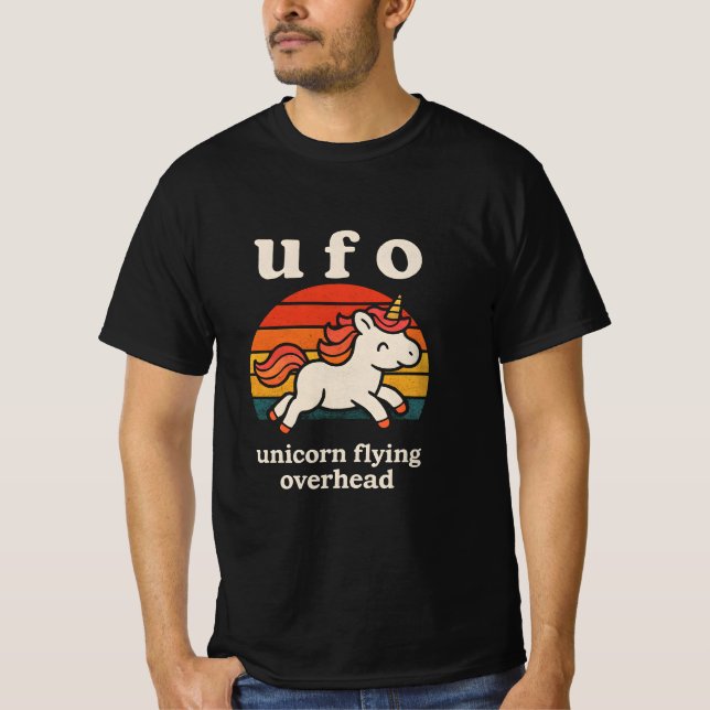 Camiseta U f o unicórnio voando acima (Frente)