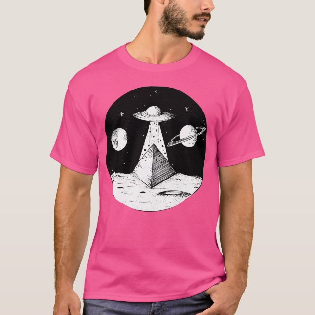 Camiseta Ufo Abduzindo Uma Pirâmide Com Planetas De Estrela (Frente)