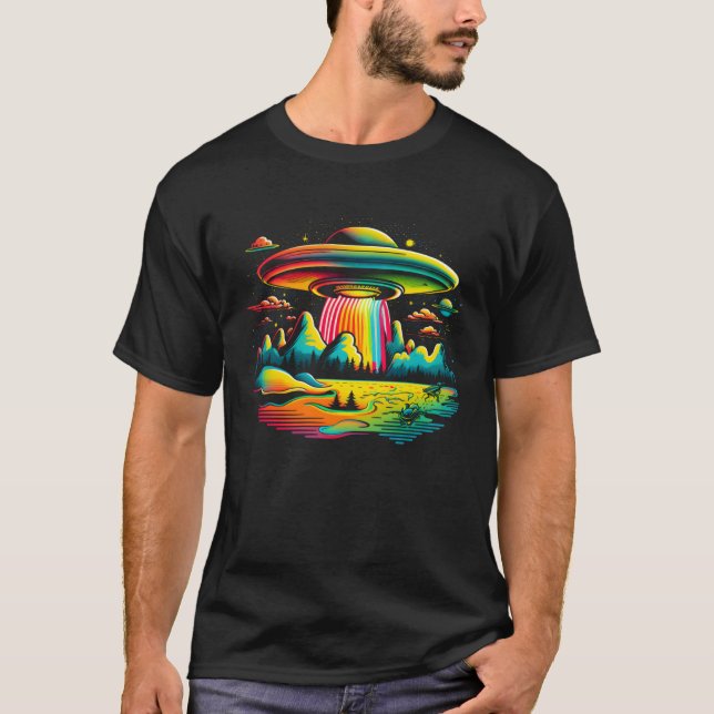 Camiseta UFO Alien Retro Bright Mountain Lake Camping Visit (Frente)