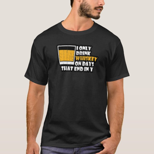 Camiseta Uísque Eu Só Bebo Uísque Nos Dias Que Terminam Em  (Frente)