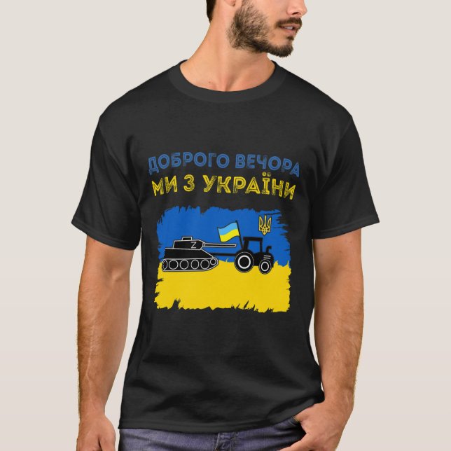 Camiseta Ukrainian Tractor Pulls A Russian Tank Funny Meme  (Frente)