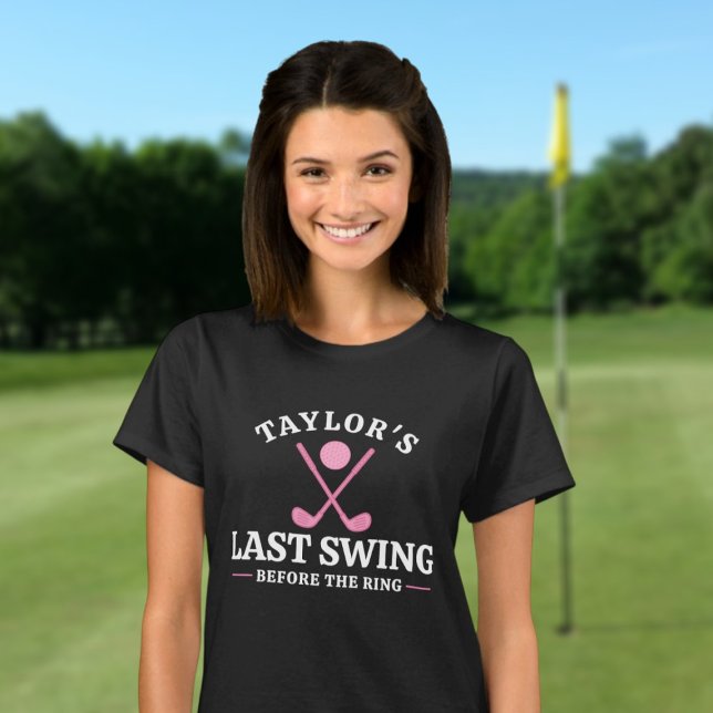 Camiseta Último Swing Antes do Anel de Golfe Noivas de Féri (Last Swing Before The Ring Golf Bachelorette T-Shirt by Ricaso Personalized with name of bride to be)