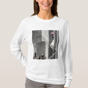 Camiseta Um agressor marinho e do papel-playing do inimigo